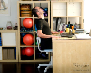4 exercícios de Pilates que você pode fazer no trabalho - extensão torácica 2