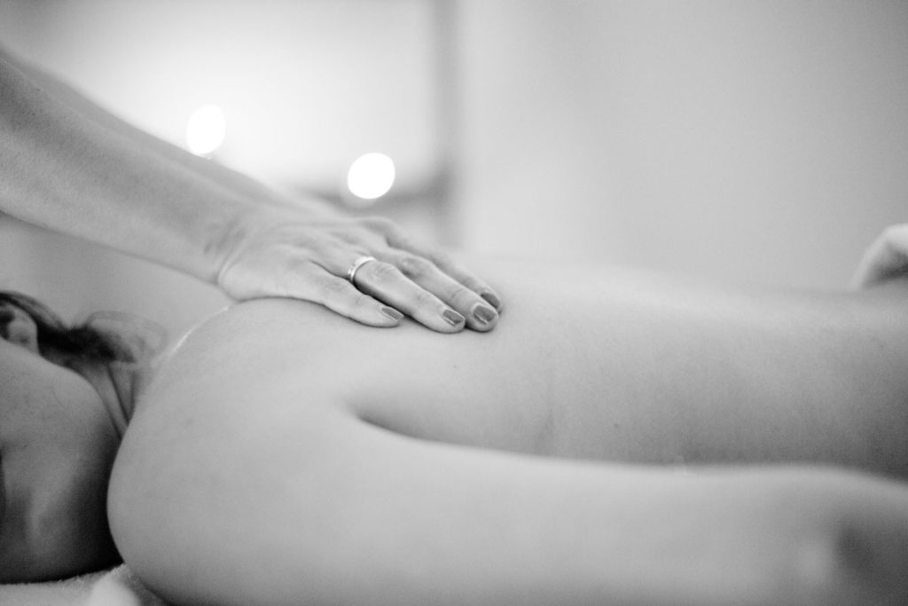 5 formas de manter a sua coluna saudável - massagem